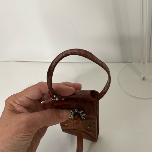 Ariat Brown Leather 4.5”Lx3”W Snap Close Case w/Silver Hardware, Tassel & Strap - Picture 14 of 16